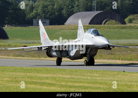 Florennes, Belgique - jun 15, 2017 : armée de l'air polonaise en avion de chasse MIG-29 Fulcrum le roulage vers la piste. Banque D'Images