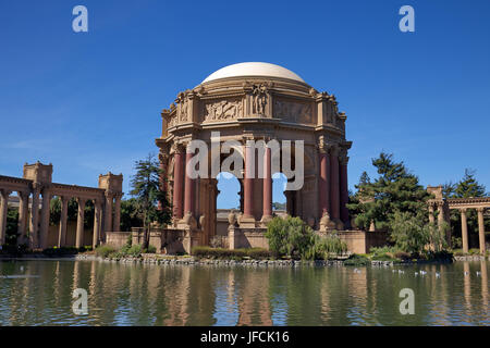 Palais des Beaux-arts sous un ciel bleu ensoleillé Banque D'Images