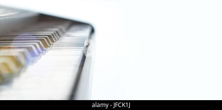 Abstract multicolor piano contexte isolé sur blanc.. Fond d'affaires de la musique, leçons, formation, coaching et studio. L'espace de copie pour le texte. Banque D'Images