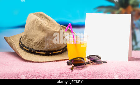 Vente ou l'offre d'arrière-plan pour la publicité. Carré blanc sur la carte papier serviette avec lunettes de soleil et cocktail jaune. Banque D'Images