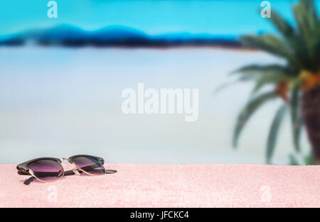 Fond jaune avec Paradise holiday cocktail sur lunettes de plage. Parfait pour l'été offre de vente et de promotion de la campagne. Banque D'Images