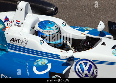 ZANDVOORT, Pays-Bas - 15 juillet : Dennis van de Laar (Pays-Bas) dans sa voiture après la finale de l'RTL GP Masters de Formule 3 au Circuit Park Banque D'Images