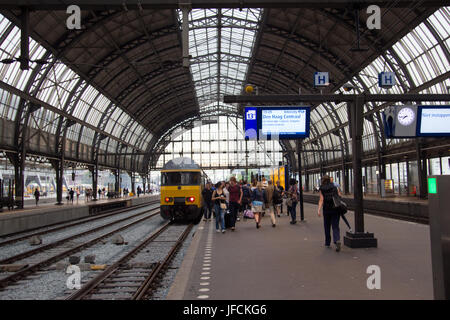 AMSTERDAM, Pays-Bas - 27 juillet : arrivée des voyageurs à la gare centrale le 27 juillet 2012 à Amsterdam, Pays-Bas. Chaque jour 250 000 passer par Amsterdam Banque D'Images