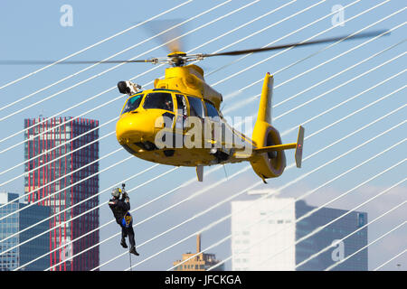 ROTTERDAM, HOLLAND - 7 SEPTEMBRE : démonstration d'une opération de sauvetage par un hélicoptère au cours de l'Organisation mondiale de jours dans le port de Rotterdam, Holland sur Septembre Banque D'Images