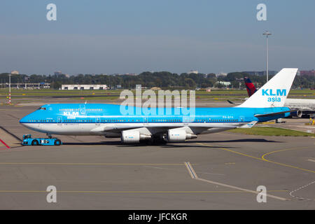 AMSTERDAM - SEP 9 : KLM Royal Dutch Airlines Boeing 747-400 à l'aéroport de Schiphol Sep 9, 2012, Amsterdam, Pays-Bas. KLM est la compagnie aérienne du pavillon du Net Banque D'Images