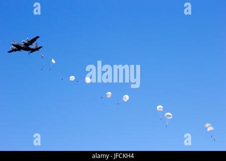 GINKELSE HEIDE, Pays-Bas - SEP 22 : une armée de l'Air polonaise C-130 Hercules para troopers gouttes pendant l'opération Market Garden Memorial on Sep 22, Banque D'Images