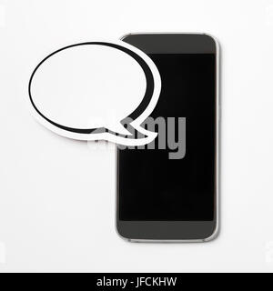 Bulle de dialogue vierge sur un écran vide gris smartphone. Bulle de papier et le téléphone mobile. Idéal pour site web, médias sociaux, Offre et promotion. Banque D'Images