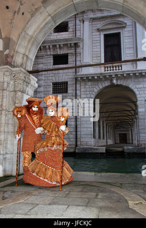 Venise - 5 février : les gens costumés près de la Piazza San Marco au cours de Carnaval de Venise le 5 février 2013 à Venise, Italie. Cette année, le carnaval a été Banque D'Images