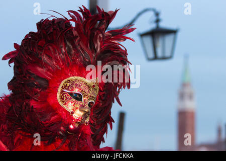 Venise - 5 février : femme en costume sur la Piazza San Marco au cours de Carnaval de Venise le 5 février 2013 à Venise, Italie. Cette année, le carnaval était-il Banque D'Images