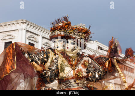 Venise - 6 février : les gens costumés sur la Piazza San Marco au cours de Carnaval de Venise, le 6 février 2013, à Venise, Italie. Cette année, le carnaval était h Banque D'Images