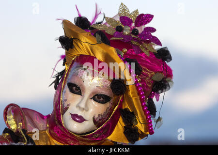 Venise - 6 février : femme en costume sur la Piazza San Marco au cours de Carnaval de Venise, le 6 février 2013, à Venise, Italie. Cette année, le carnaval était-il Banque D'Images