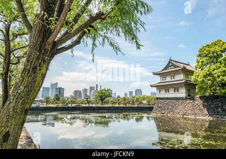 Maison de la Garde impériale à Kikyo-bori douve dans les jardins est du Palais impérial, Tokyo, Japon Banque D'Images