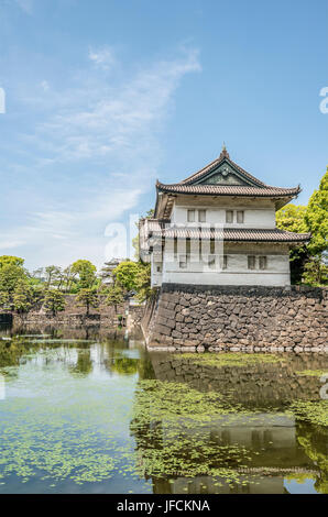 Maison de la Garde impériale et entrée de la porte Kikyomon aux jardins est du Palais impérial, Tokyo, Japon Banque D'Images