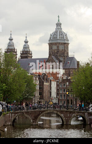 AMSTERDAM, HOLLANDE-Juillet 27 : Canal et le pont le 27 juillet 2012 à Amsterdam. Il est connu sous le nom de Venise du Nord, son canal belt a finalement été ajouté à th Banque D'Images