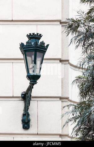 Vieille lampe de rue sur le mur Banque D'Images