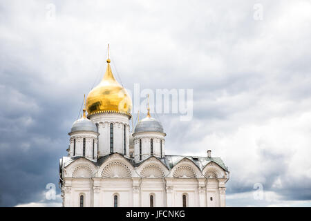 Cathédrale de l'Archange Michael dans Kremlin lors d'une journée ensoleillée. Moscou, Russie. Banque D'Images