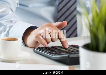 Close up of male comptable ou banquier le calcul ou la vérification de l'équilibre. Aide-comptable ou financier rapport financier rendant l'inspecteur. Accueil finances, enq Banque D'Images