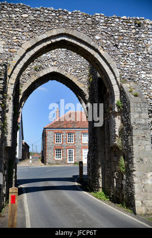 Photo montre : Bailey gate au château d'Acre, Norfolk © Julian Wyth. Tous droits réservés. Aucune utilisation non autorisée. Banque D'Images