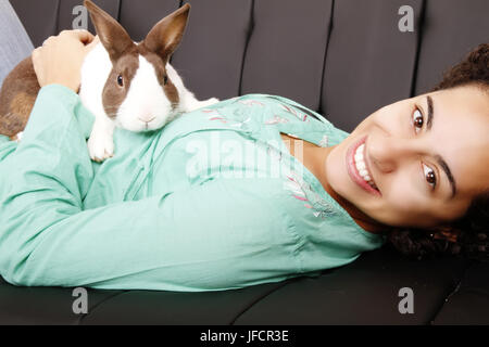 Fille brésilienne avec un lapin Banque D'Images