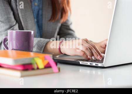 Vue rapprochée de businesswoman, designer ou mains d'étudiants travaillant sur ordinateur portable. L'enseignement à distance en ligne, l'écriture blog, freelance, paiements mobiles, worki Banque D'Images