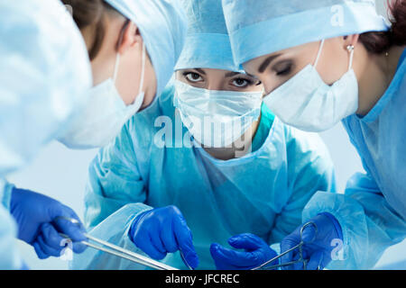 L'équipe médicale d'effectuer l'opération. Groupe de chirurgien à l'œuvre en salle d'opération, de la sauvegarde des vie. L'équipe de médecine de réanimation portant des m Banque D'Images