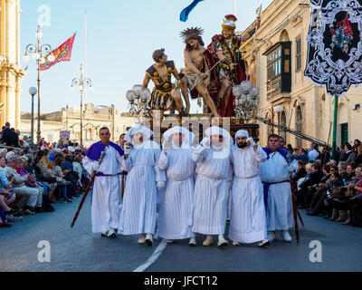 Habitants de la ville de Zejtun / Malte a leur bonne traditionnelle procession religieuse Vendredi / défilé de l'église en face de leur église Banque D'Images