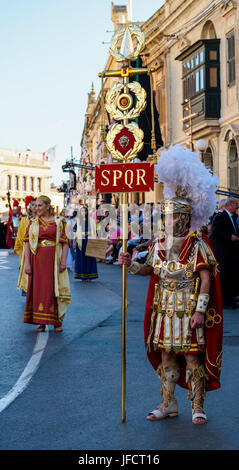 Habitants de Zejtun / Malte a leur bonne traditionnelle procession Vendredi, certains d'entre eux habillés comme les légionnaires avec SPQR / S.P.Q.R. sign Banque D'Images