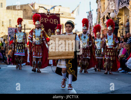 Habitants de la ville de Zejtun / Malte a leur bonne traditionnelle procession religieuse Vendredi / défilé de l'église en face de leur église Banque D'Images