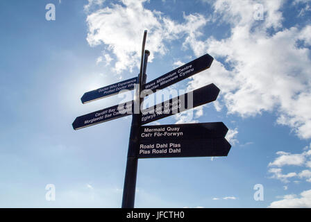 La baie de Cardiff - Sign Post Banque D'Images