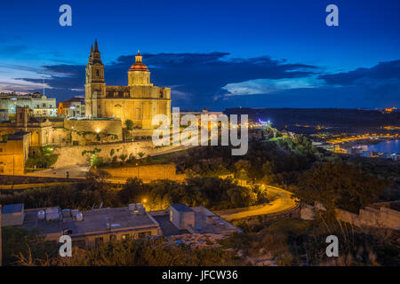 Il-Mellieha, Malte - Mellieha l'église paroissiale à l'heure bleue Banque D'Images