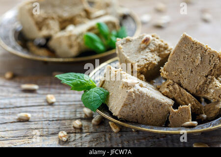 Les graines de tournesol de halva sur une table en bois close-up. Banque D'Images