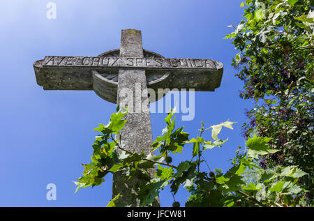 Croix de Pierre sur ciel bleu profond Banque D'Images