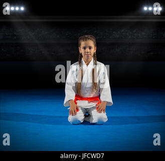 Fille en pratiquant de combat sports hall Banque D'Images