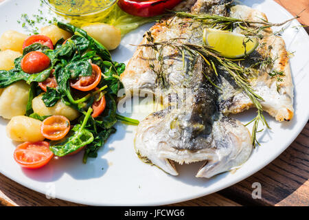 Le poisson frais de la dorade grillée Banque D'Images