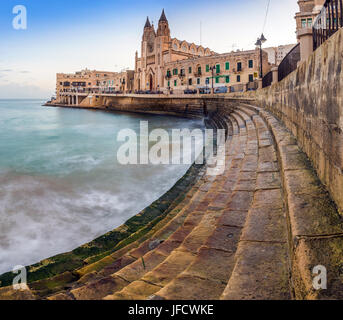 La baie de Balluta, Malte - Les étapes de Balluta bay avec l'église de Notre Dame du Mont Carmel à Saint Julian's Banque D'Images