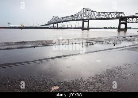 BATON ROUGE, USA - 2010 : Pont de se joindre à Baton Rouge et Port Allen à travers le fleuve du Mississippi en Louisiane. Banque D'Images