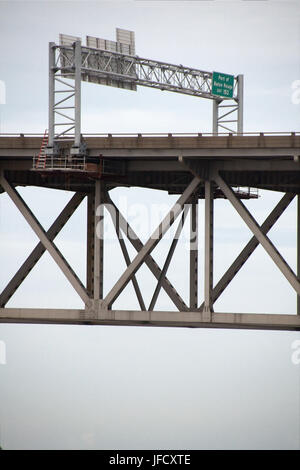 BATON ROUGE, USA - 2010 : Pont de se joindre à Baton Rouge et Port Allen à travers le fleuve du Mississippi en Louisiane. Banque D'Images