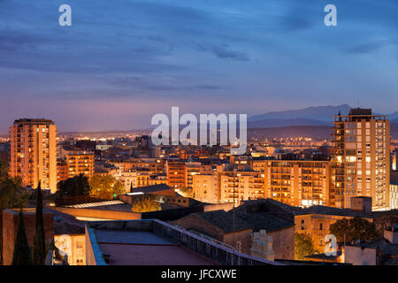 Girona ville paysage urbain crépuscule, immeubles d'appartements, maisons, immeuble résidentiel à Gérone, Catalogne, Espagne Banque D'Images