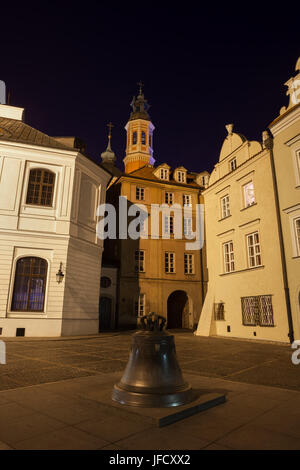 Ville de Varsovie, Pologne, 17ème siècle cloche de bronze et maisons à petite place sur Kanonia street dans la vieille ville de nuit Banque D'Images