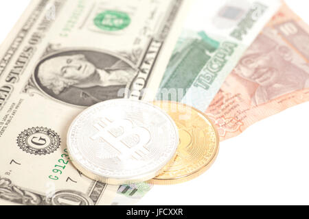 Argent fin doré des bitcoins avec dollar américain,fin de la roupie rouble banknotes isolated on white Banque D'Images