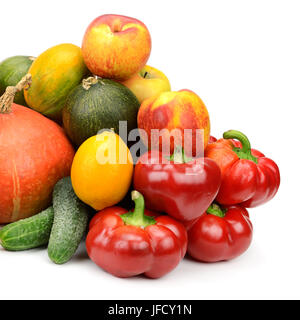Choix de fruits frais et légumes frais isolé sur fond blanc Banque D'Images