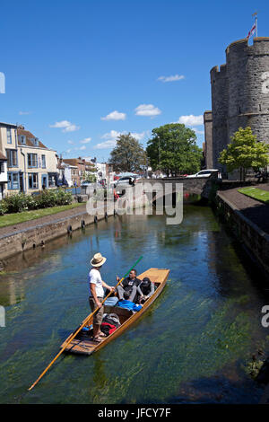 Grande rivière Stour punt avec chauffeur Canterbury, Kent, Angleterre Banque D'Images