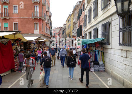 Les piétons et les vendeurs de rue sur Rio Tera Lista di Spagna près de Campo San Geremia, Venise Banque D'Images