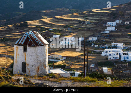 Ancien moulin à vent et Chora village sur l'île de Kimolos en Grèce. Banque D'Images