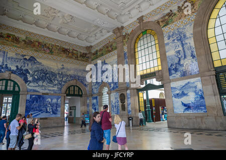 PORTO, PORTUGAL - 17 avril 2017 : la gare de São Bento hall avec photos azulejo historique Banque D'Images