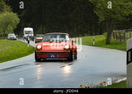 Brilon, Allemagne - 13 mai 2017 dans : Oldtimer Sauerland aller-retour Porsche 911 SC 30 Banque D'Images