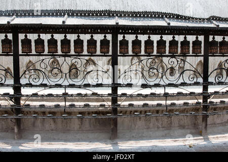 Grand mur de métal avec beaucoup de roues de prière dans le temple bouddhiste de Swayambhunath (Katmandou, Népal). Une partie de l'ancien complexe religieux construit en 460CE Banque D'Images