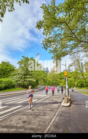 La ville de New York, USA - Le 26 mai 2017 : les coureurs courir dans Central Park, le parc urbain le plus visité aux États-Unis. Banque D'Images