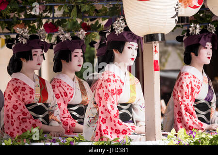Kyoto, Gion Matsuri Festival processions de flotte avec Geisha. L'un des plus célèbre festival au Japon. Geisha en costume traditionnel Banque D'Images