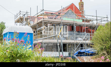 Les échafaudages autour d'une nouvelle maison en construction à Mortehoe, Devon, Angleterre, Royaume-Uni. Banque D'Images